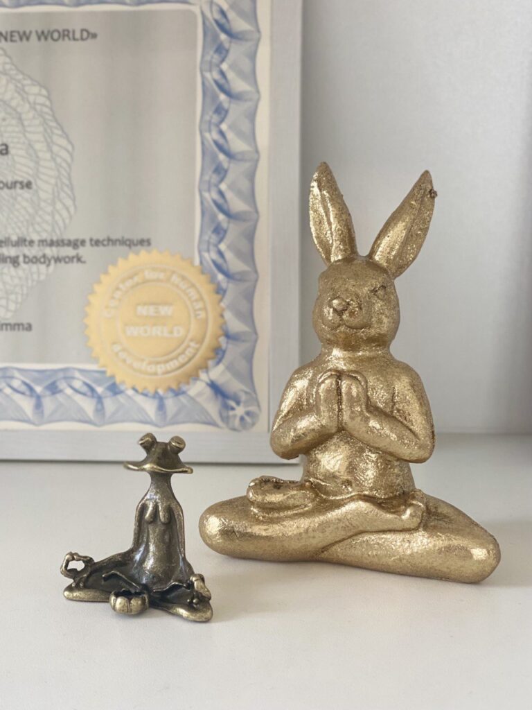 Detajli masažnega prostora v Ljubljani, kamni, brisače in naravni elementi