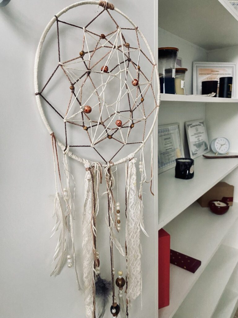 Notranjost masažnega studia z naravno svetlobo in toplimi toni